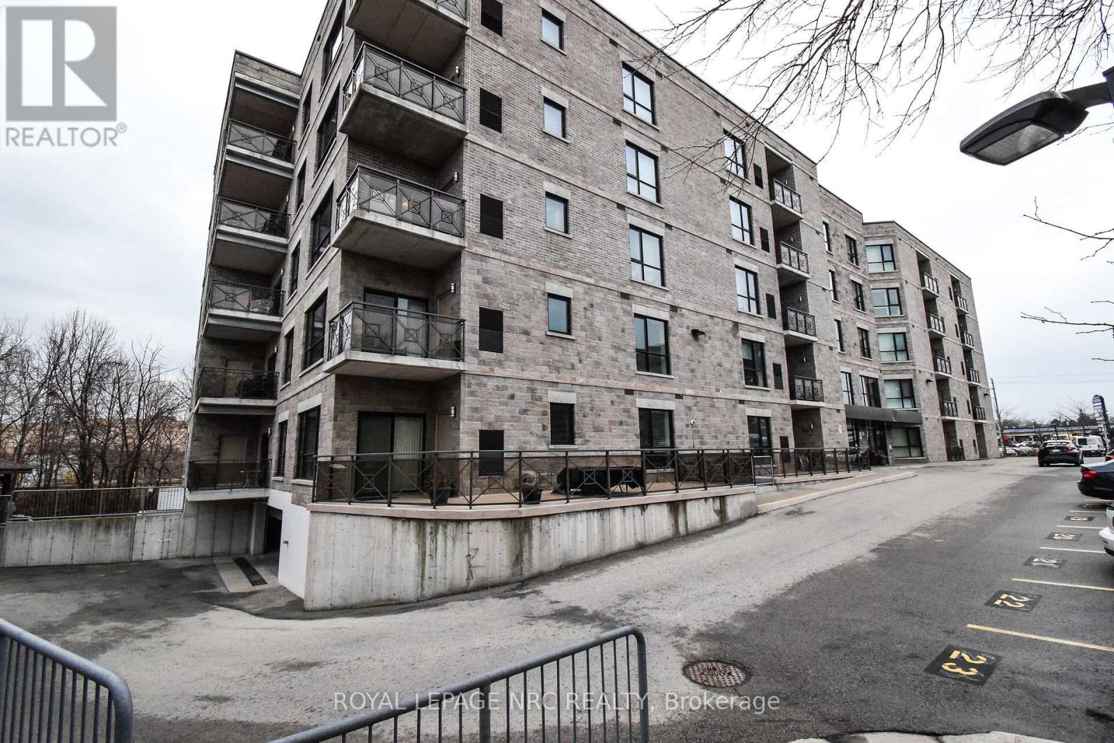 












305 - 379 SCOTT STREET

,
St. Catharines (Vine/Linwell),




Ontario
L2M3W2

