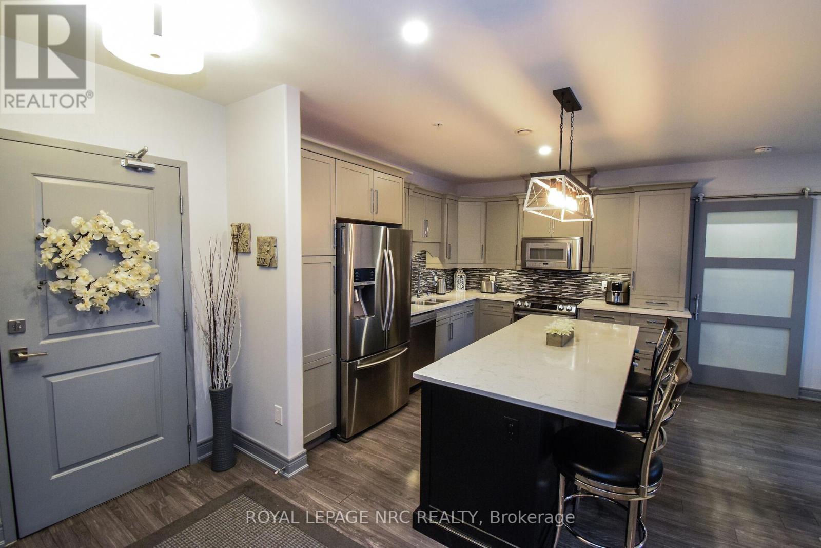 












305 - 379 SCOTT STREET

,
St. Catharines (Vine/Linwell),




Ontario
L2M3W2

