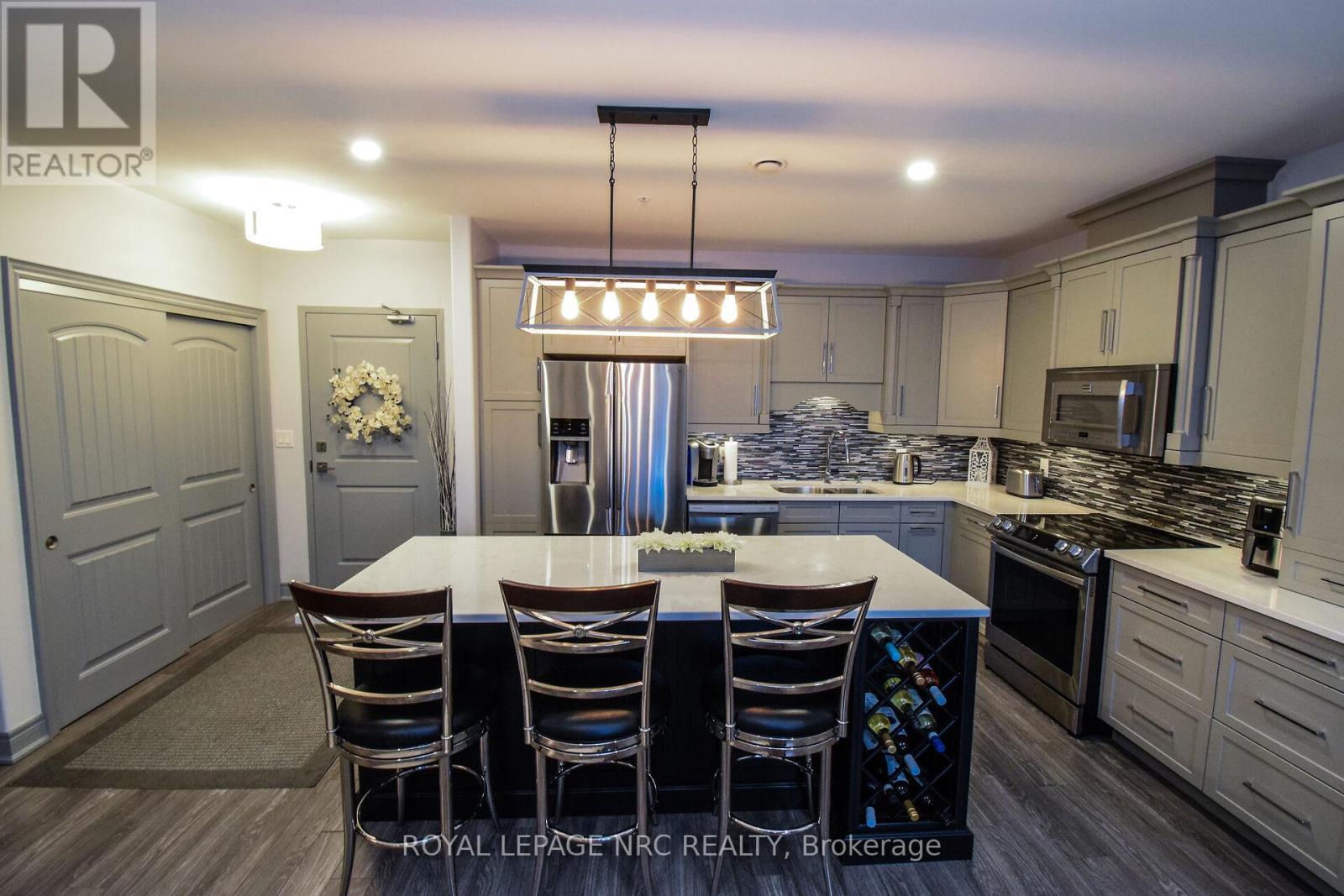 












305 - 379 SCOTT STREET

,
St. Catharines (Vine/Linwell),




Ontario
L2M3W2

