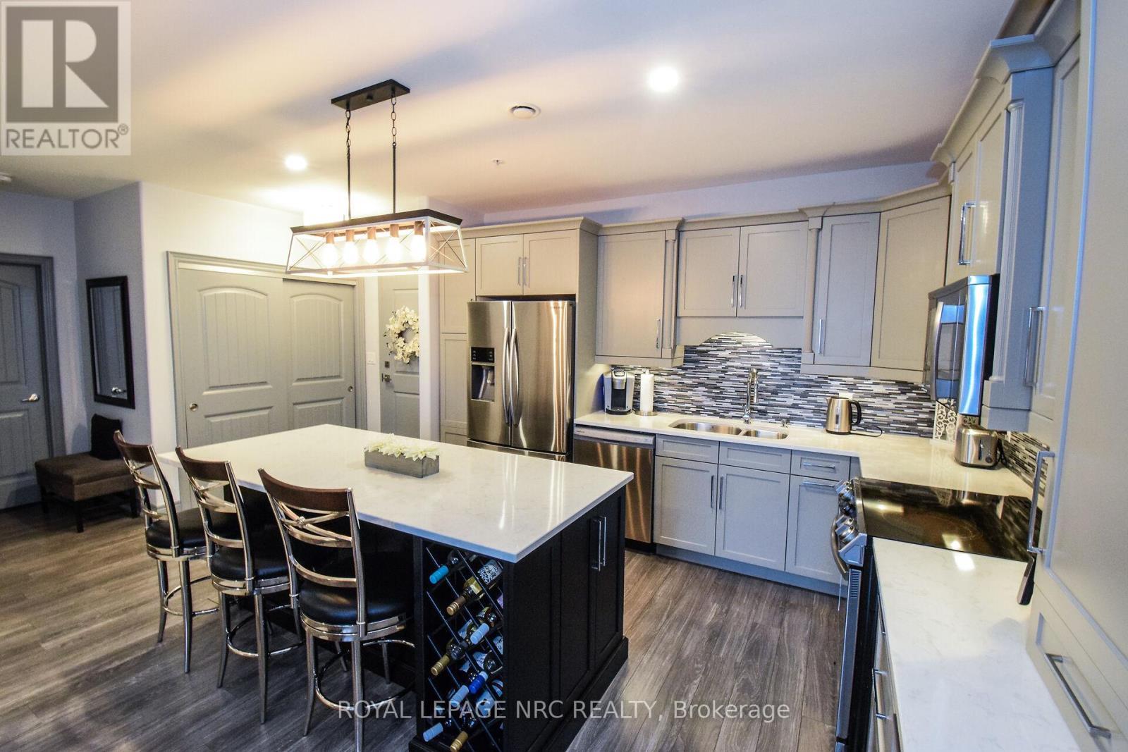 












305 - 379 SCOTT STREET

,
St. Catharines (Vine/Linwell),




Ontario
L2M3W2

