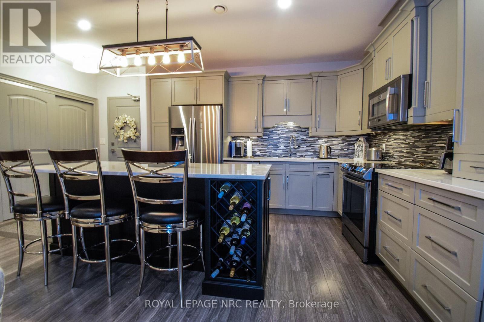 












305 - 379 SCOTT STREET

,
St. Catharines (Vine/Linwell),




Ontario
L2M3W2

