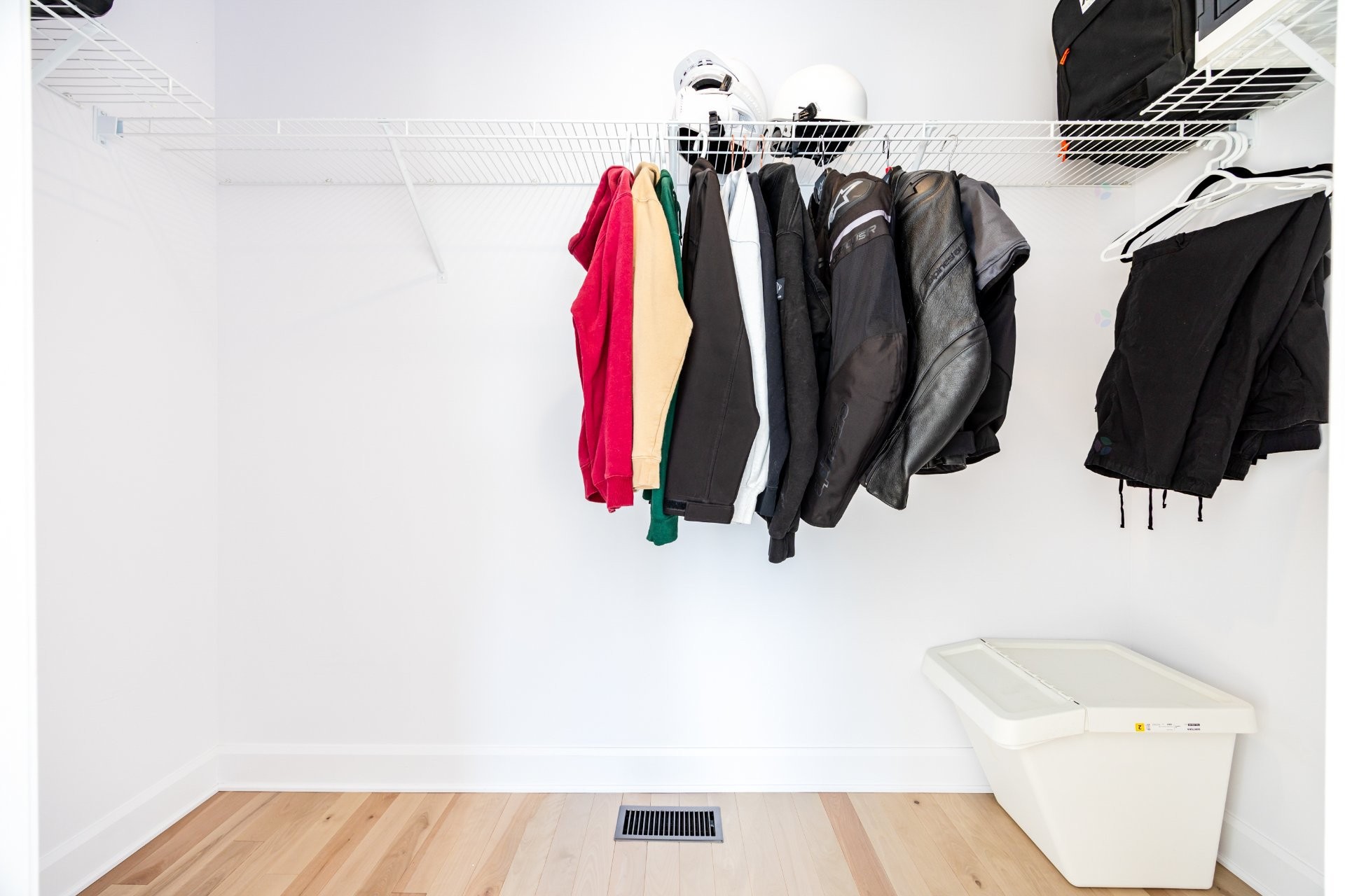 









111


Av. des Chênes

,
Candiac,




QC
J5R0V6

