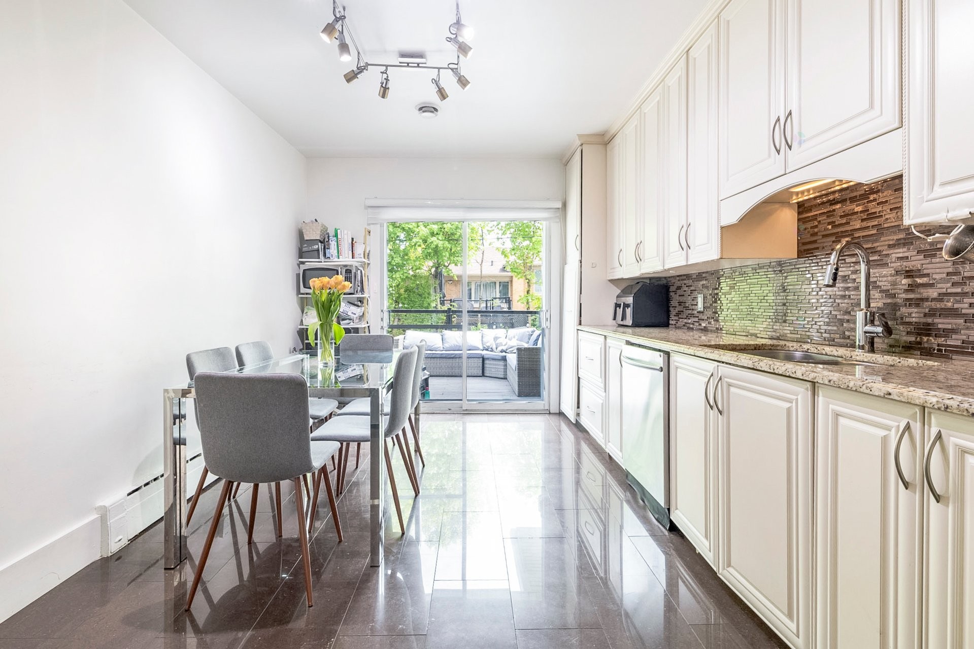 









2490


Rue Major

,
Montréal (Saint-Laurent),




QC
H4M1E4

