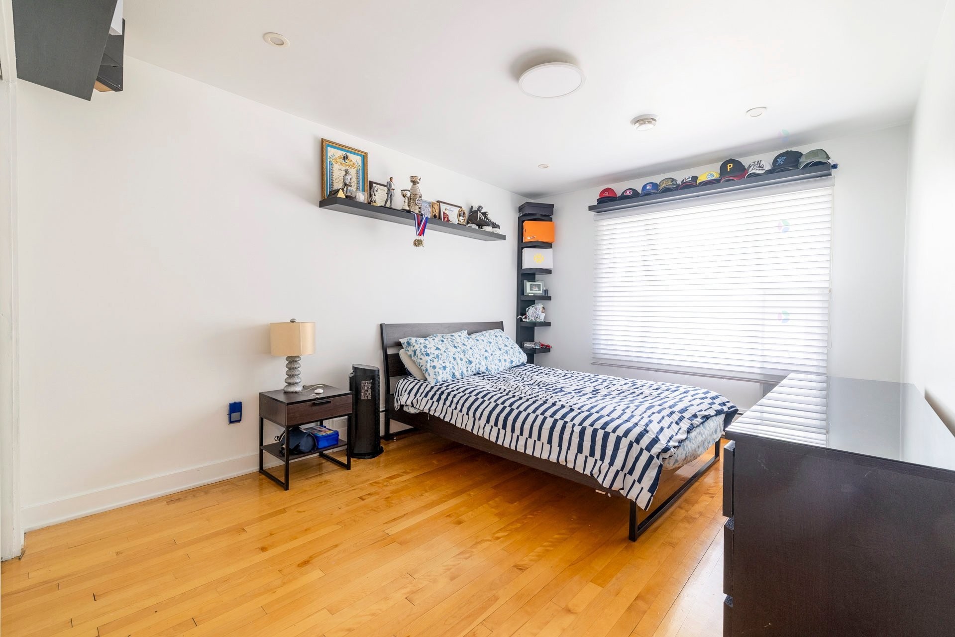 









2490


Rue Major

,
Montréal (Saint-Laurent),




QC
H4M1E4

