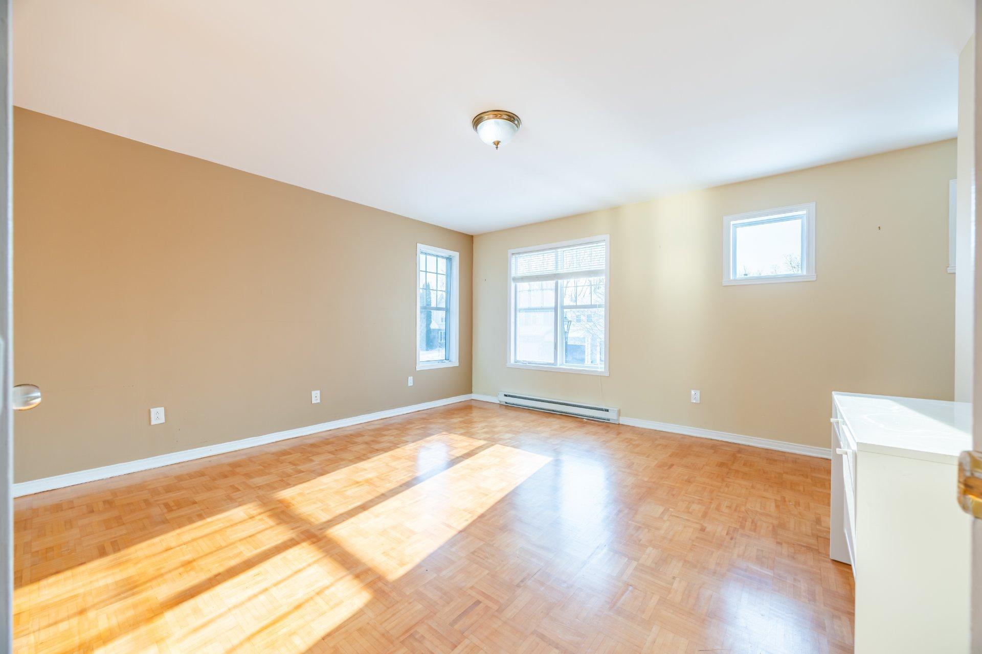 









18282


Rue d'Amalfi

,
Montréal (Pierrefonds-Roxboro),




QC
H9K1P2

