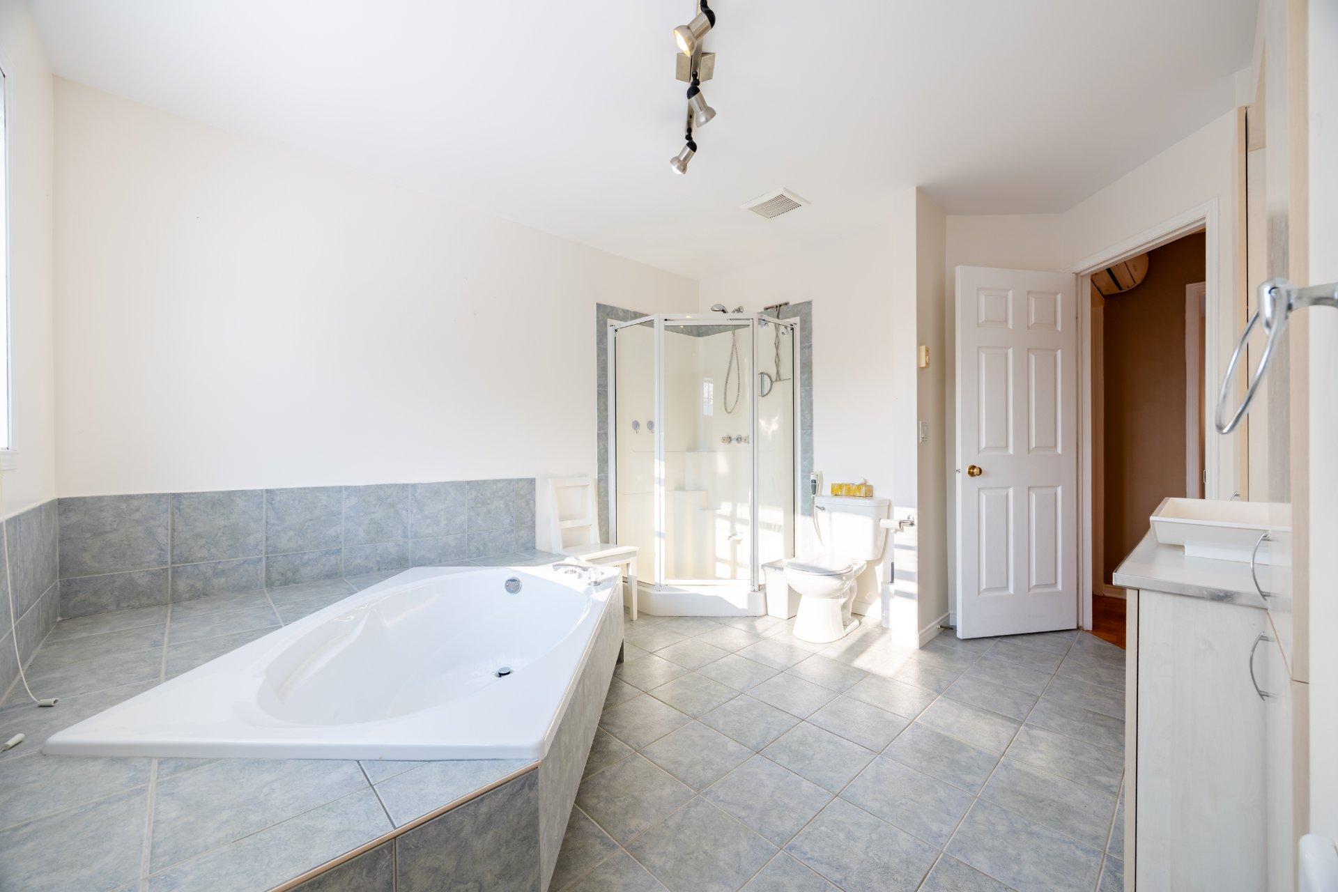 









18282


Rue d'Amalfi

,
Montréal (Pierrefonds-Roxboro),




QC
H9K1P2

