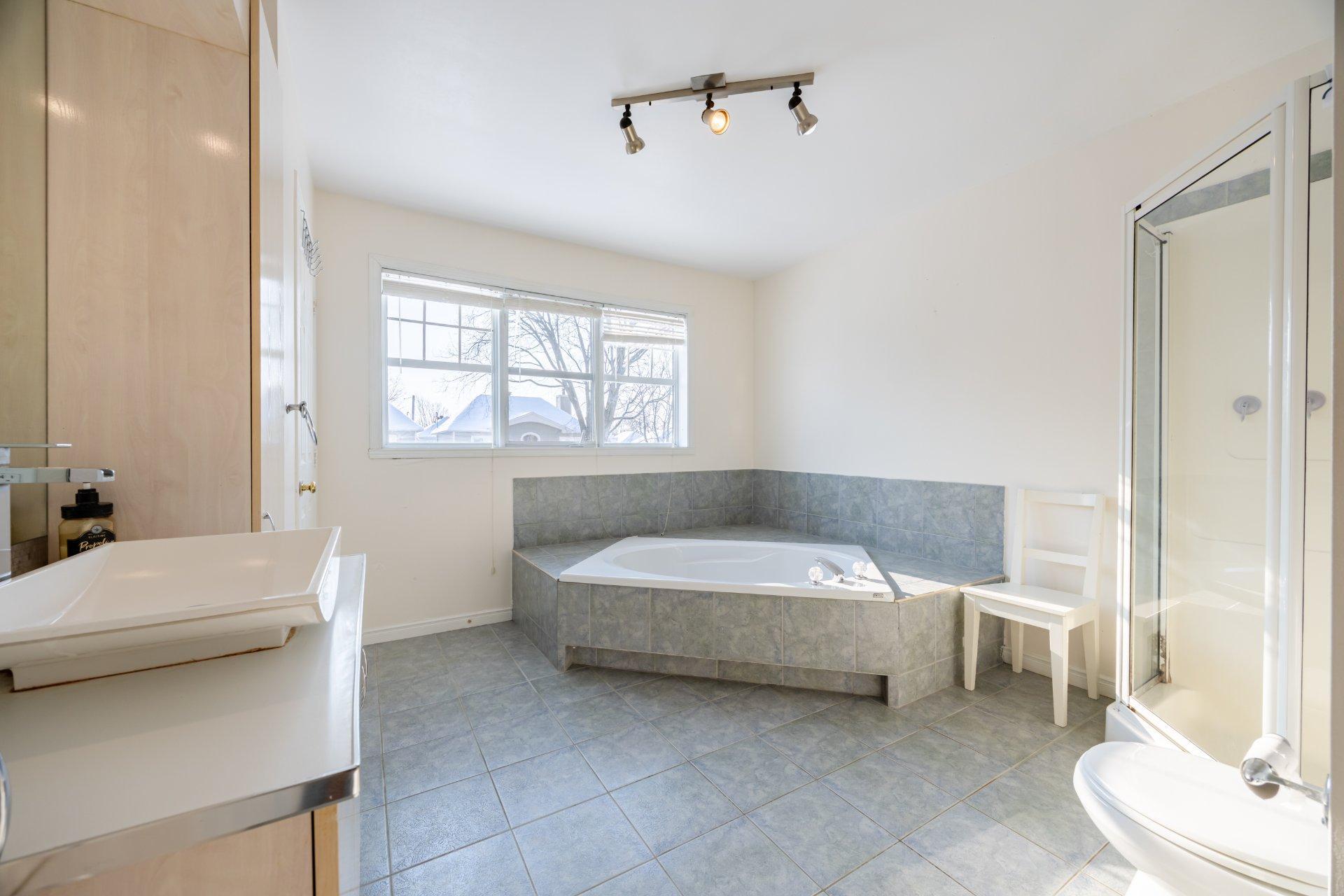 









18282


Rue d'Amalfi

,
Montréal (Pierrefonds-Roxboro),




QC
H9K1P2

