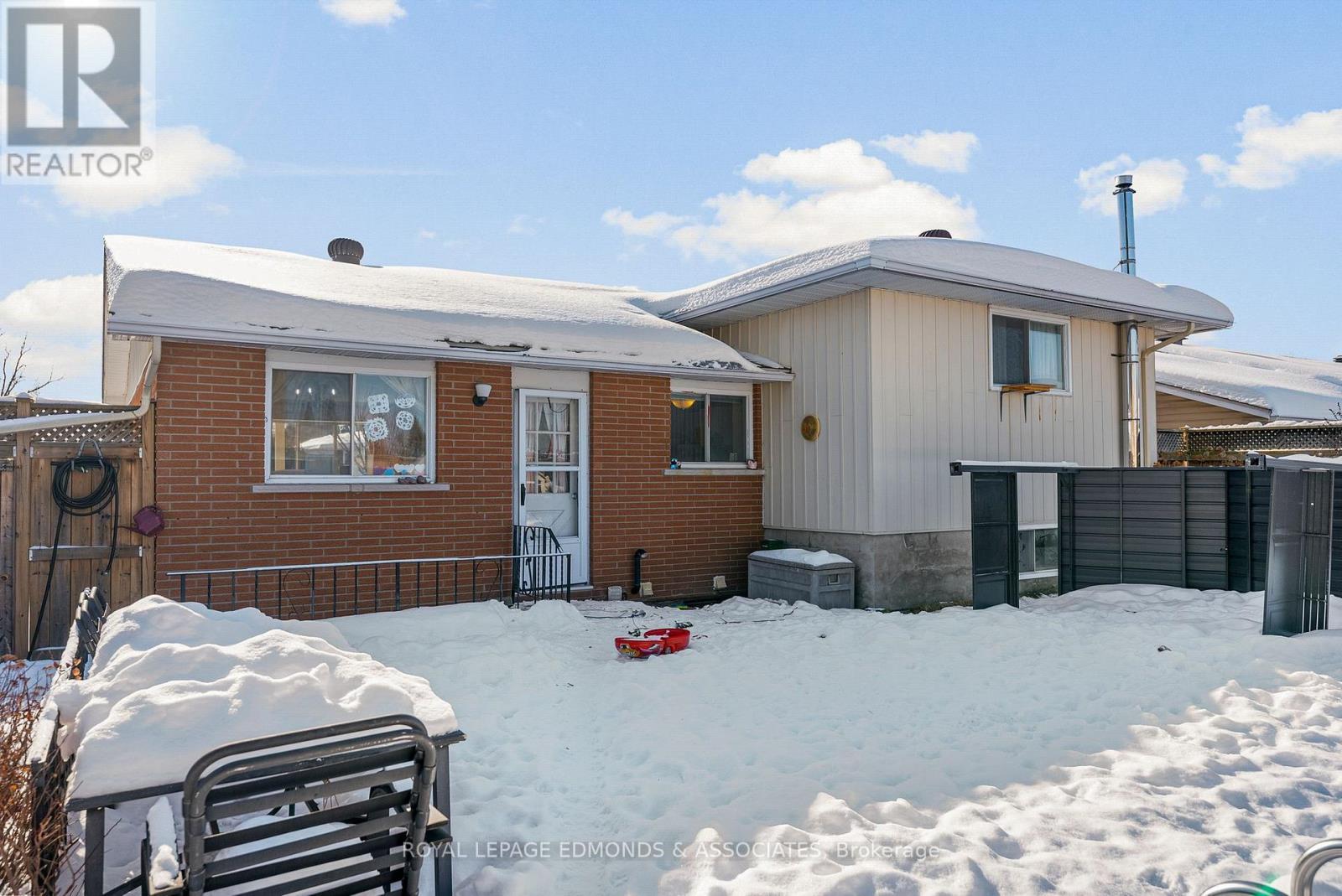 












20 MAPLE AVENUE

,
Petawawa,




Ontario
K8H2Y5

