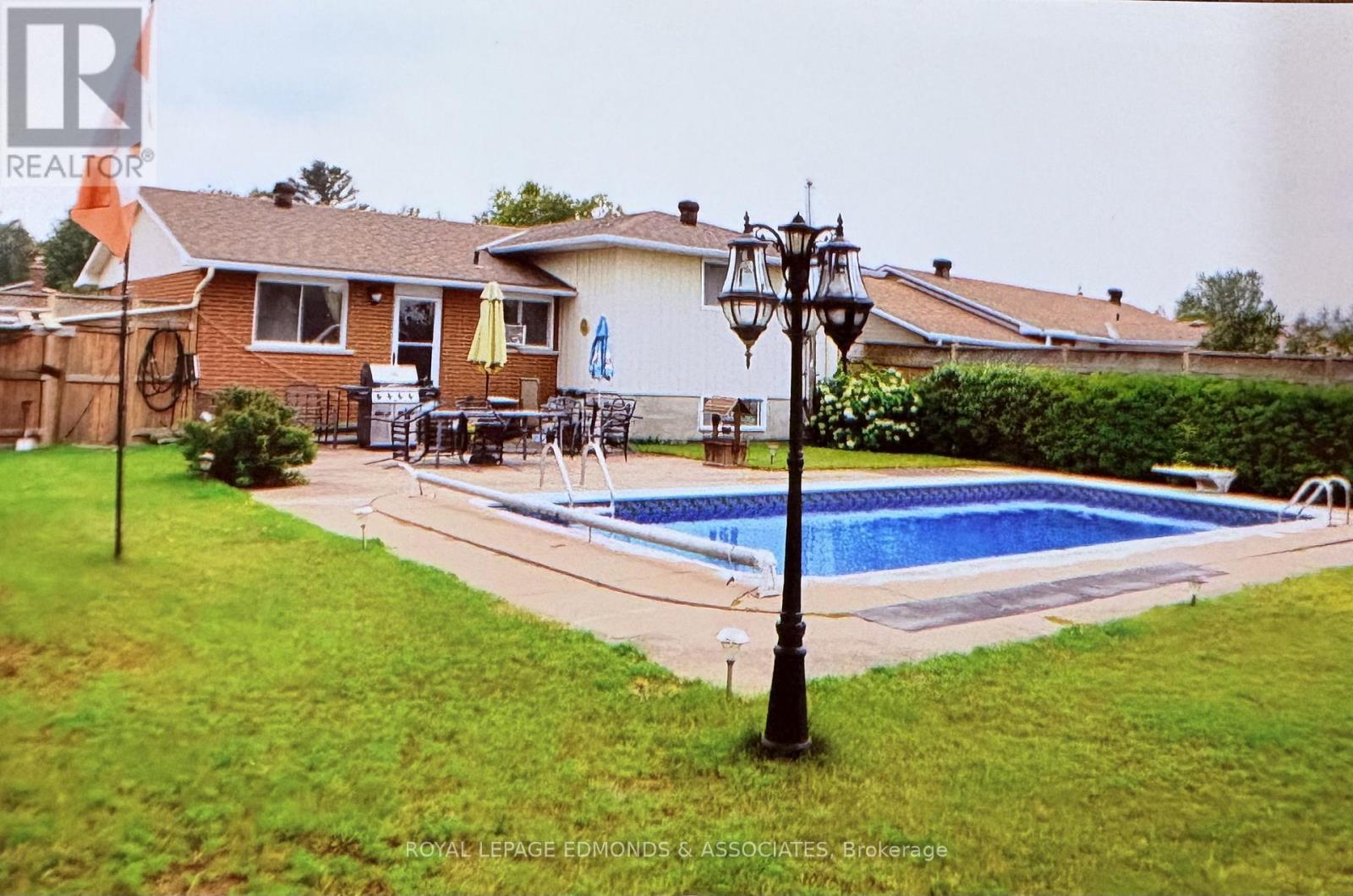 












20 MAPLE AVENUE

,
Petawawa,




Ontario
K8H2Y5

