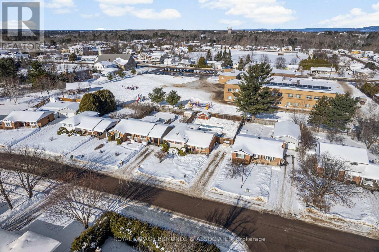 












20 MAPLE AVENUE

,
Petawawa,




Ontario
K8H2Y5

