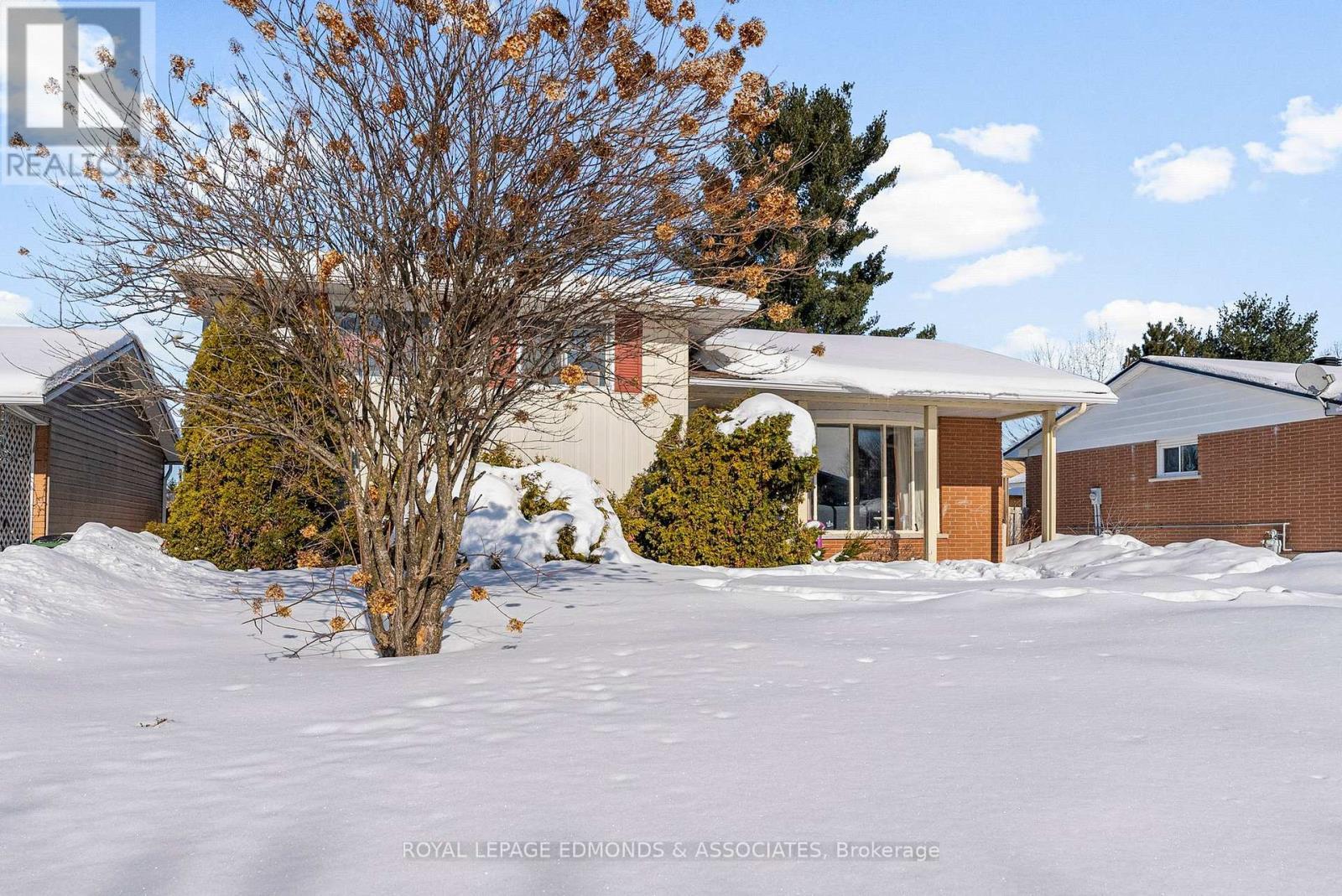 












20 MAPLE AVENUE

,
Petawawa,




Ontario
K8H2Y5

