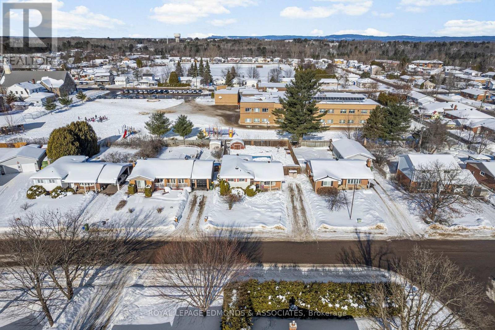 












20 MAPLE AVENUE

,
Petawawa,




Ontario
K8H2Y5

