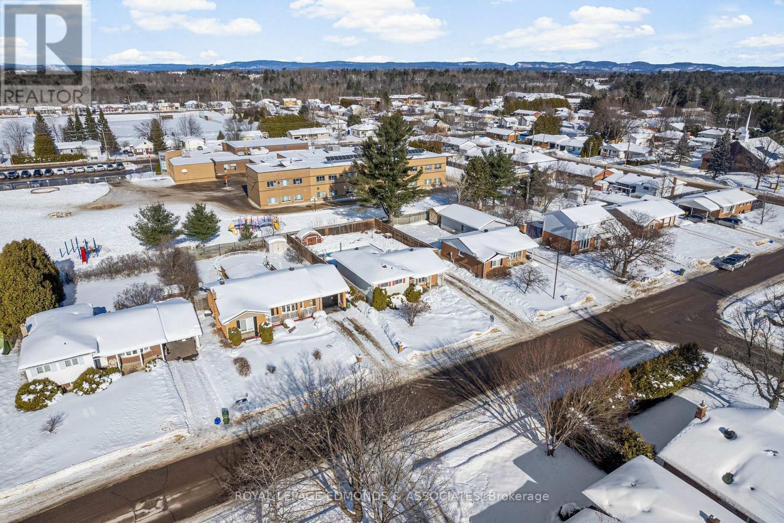 












20 MAPLE AVENUE

,
Petawawa,




Ontario
K8H2Y5

