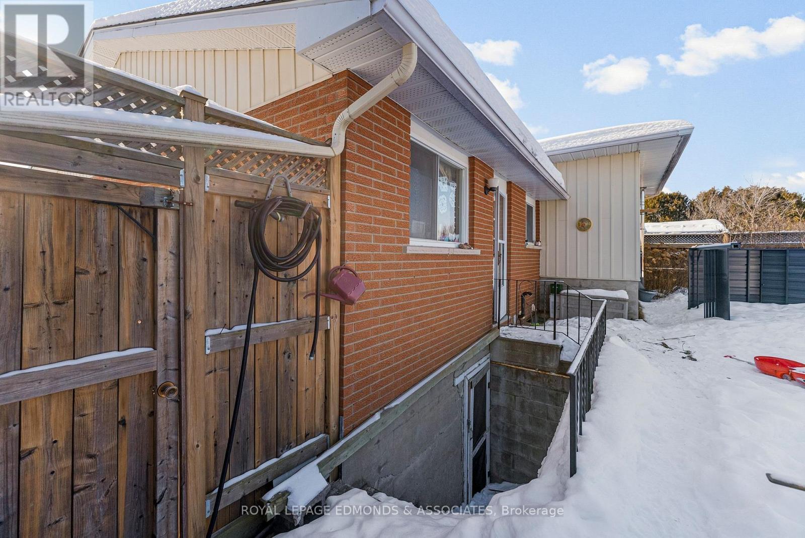 












20 MAPLE AVENUE

,
Petawawa,




Ontario
K8H2Y5

