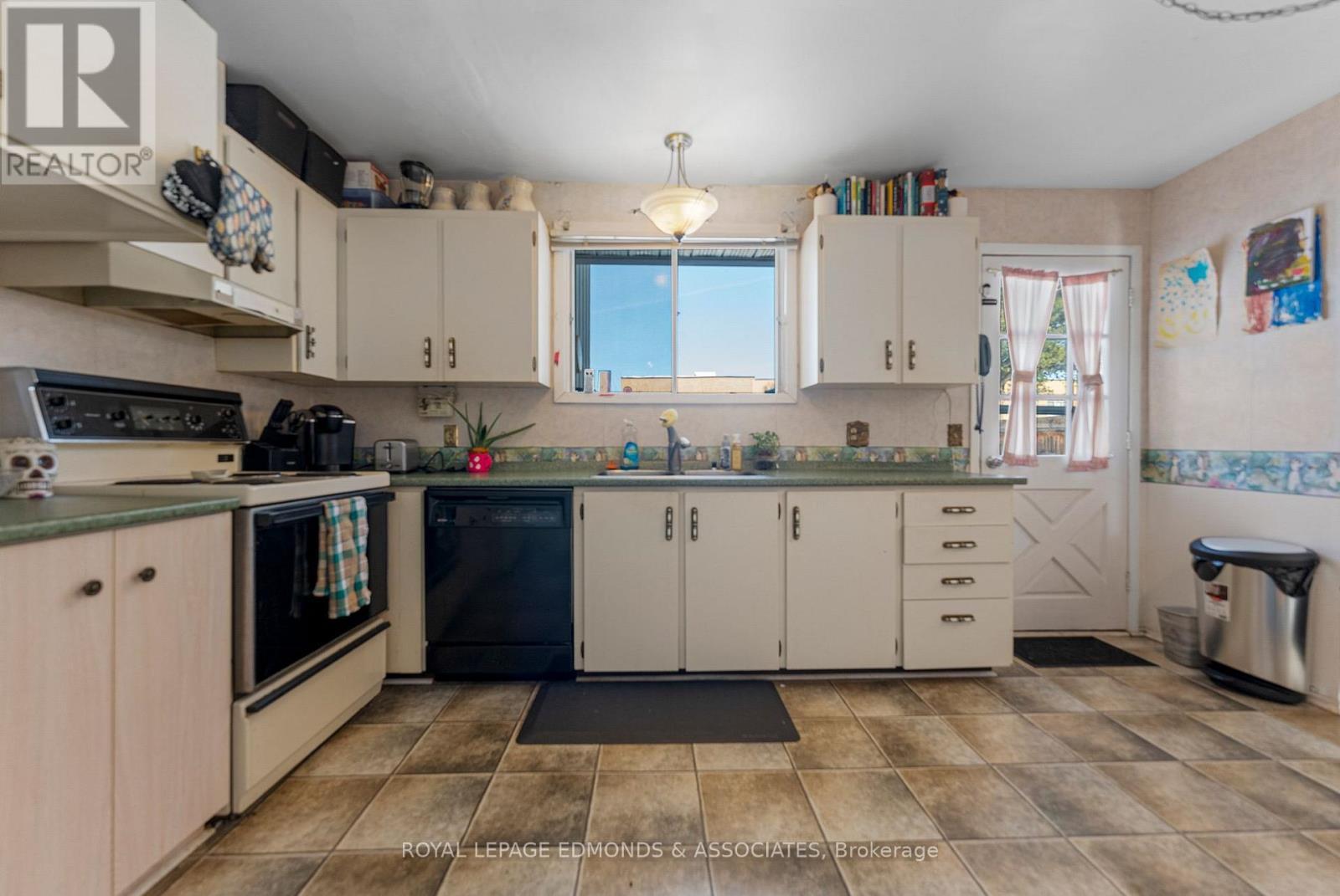 












20 MAPLE AVENUE

,
Petawawa,




Ontario
K8H2Y5

