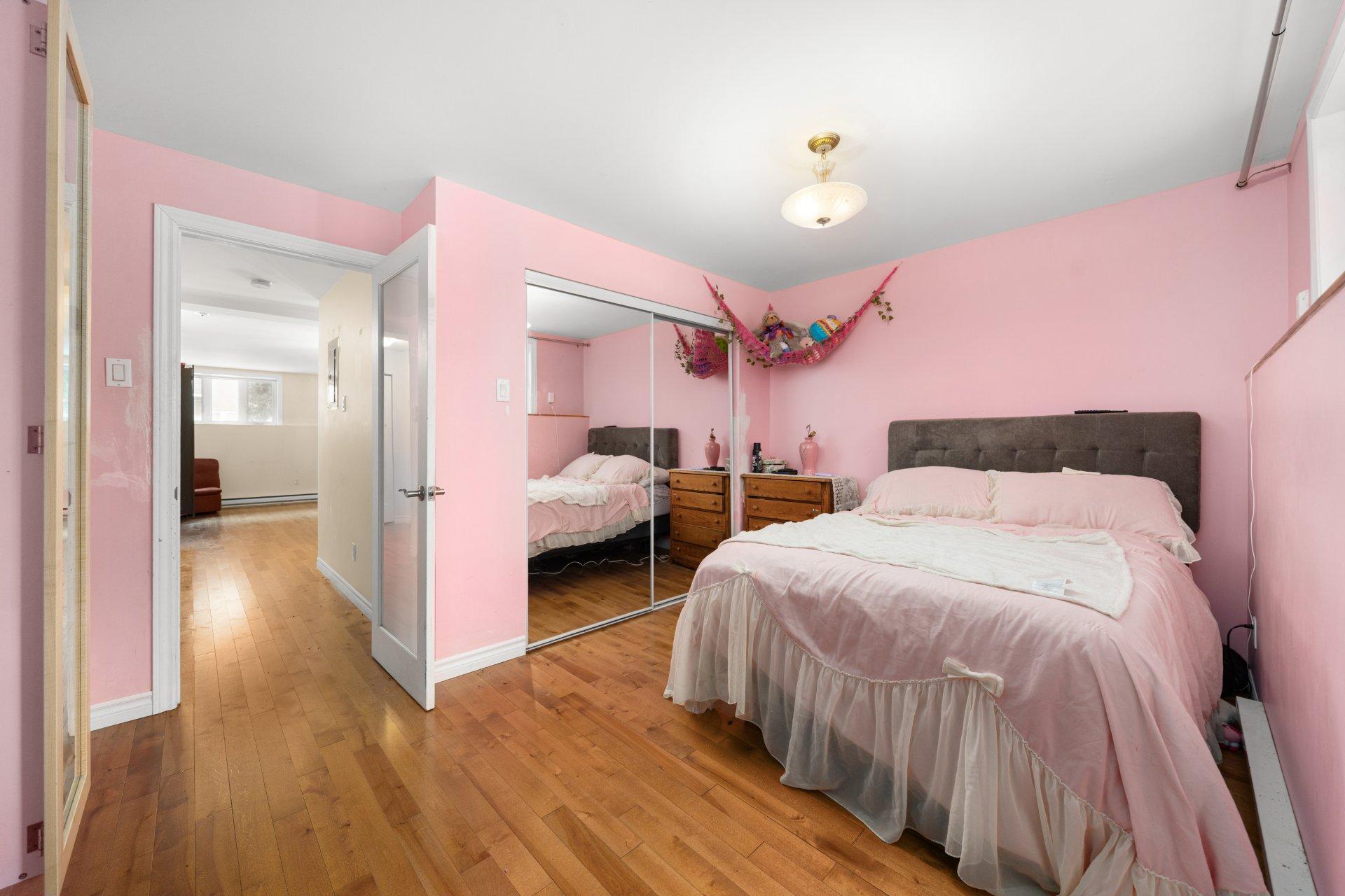 









1205


Rue Montcalm

, 1,
Montréal (Ville-Marie),




QC
H2L3G6

