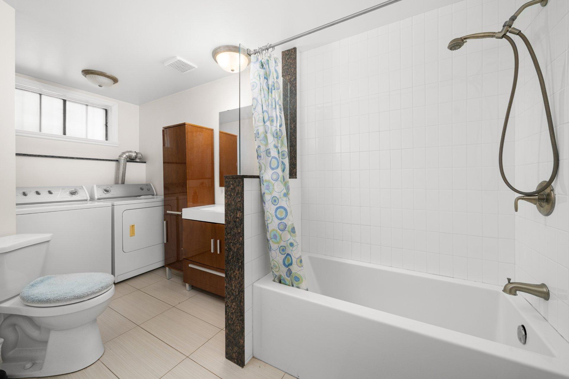 









1205


Rue Montcalm

, 1,
Montréal (Ville-Marie),




QC
H2L3G6

