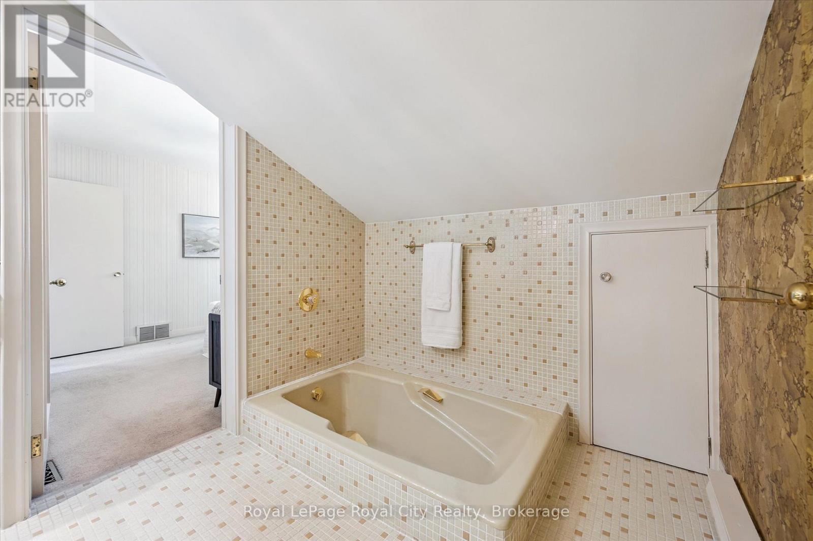 












67 WOODSIDE ROAD

,
Guelph (Dovercliffe Park/Old University),




Ontario
N1G2H1

