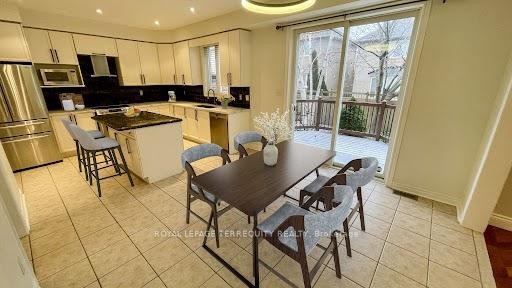 









2089


Blackforest

Crescent,
Oakville,




ON
L6M 4T5

