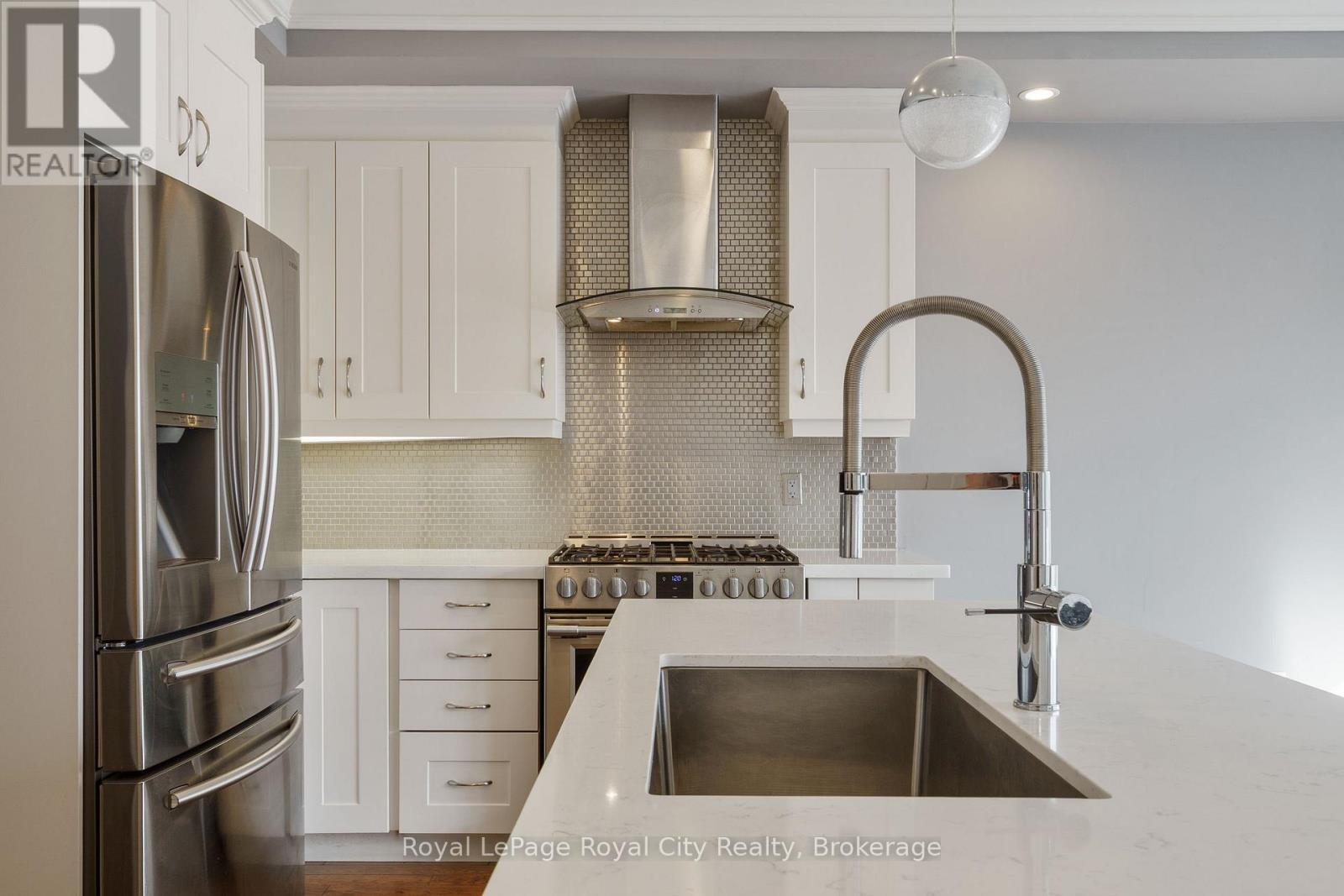 












216 REBECCA STREET

,
Oakville (CO Central),




Ontario
L6K1J9

