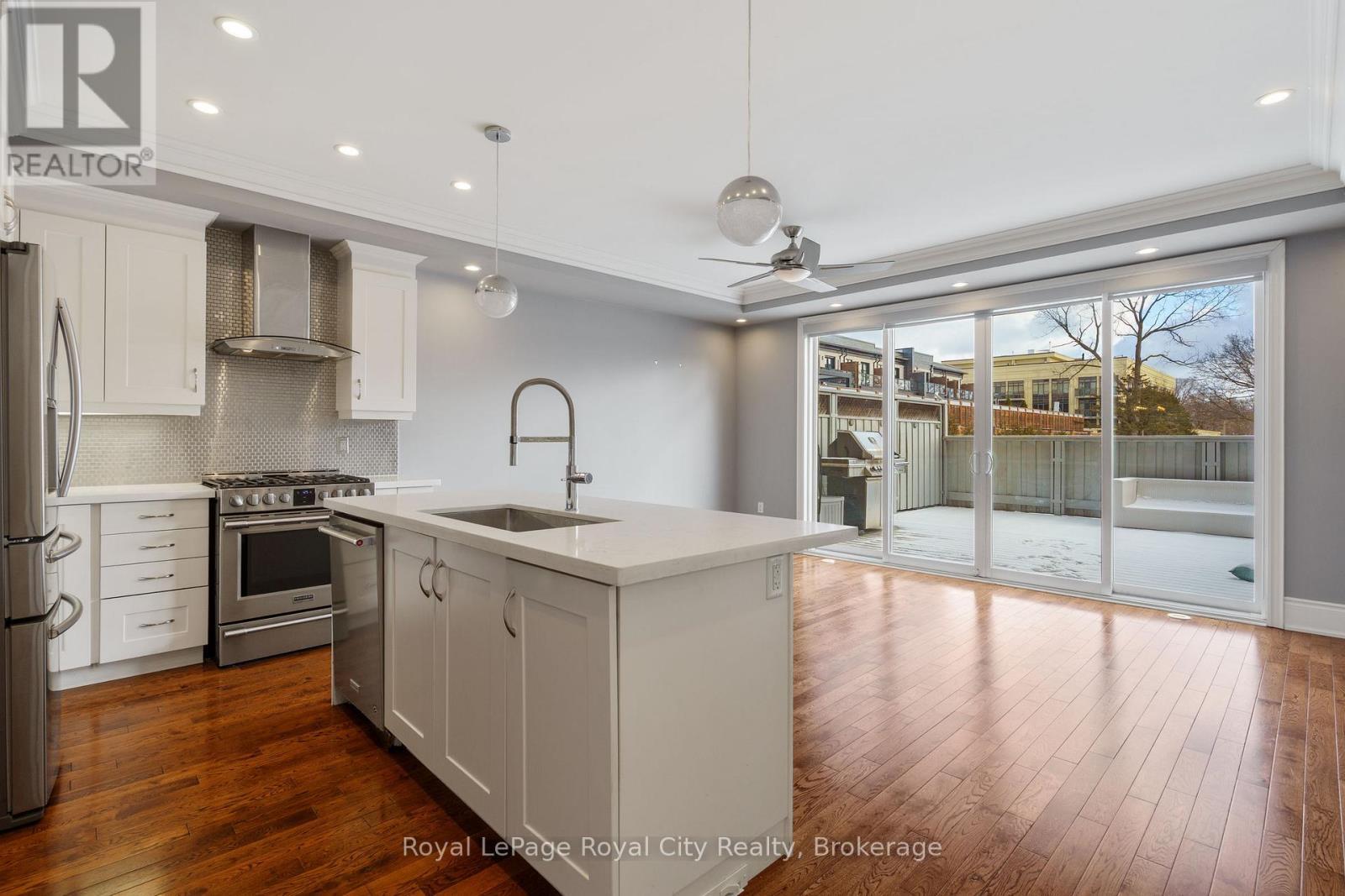 












216 REBECCA STREET

,
Oakville (CO Central),




Ontario
L6K1J9

