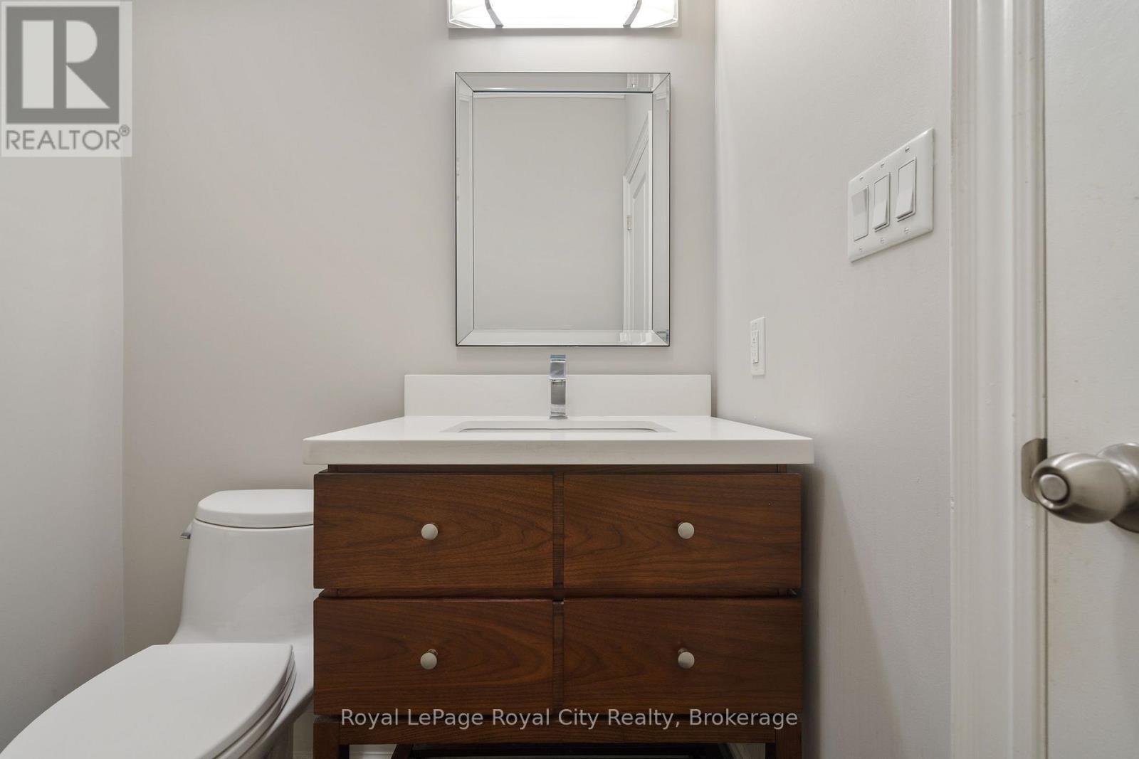 












216 REBECCA STREET

,
Oakville (CO Central),




Ontario
L6K1J9

