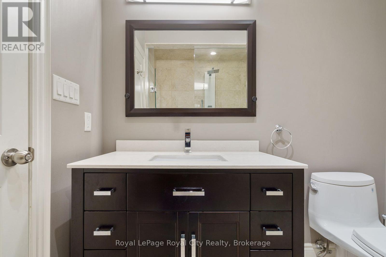 












216 REBECCA STREET

,
Oakville (CO Central),




Ontario
L6K1J9

