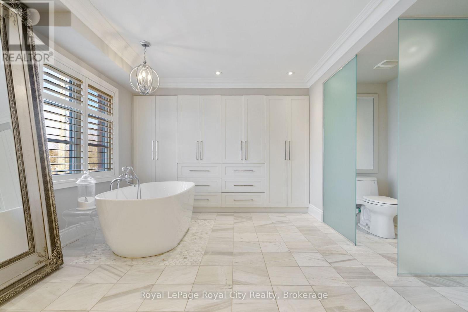 












216 REBECCA STREET

,
Oakville (CO Central),




Ontario
L6K1J9

