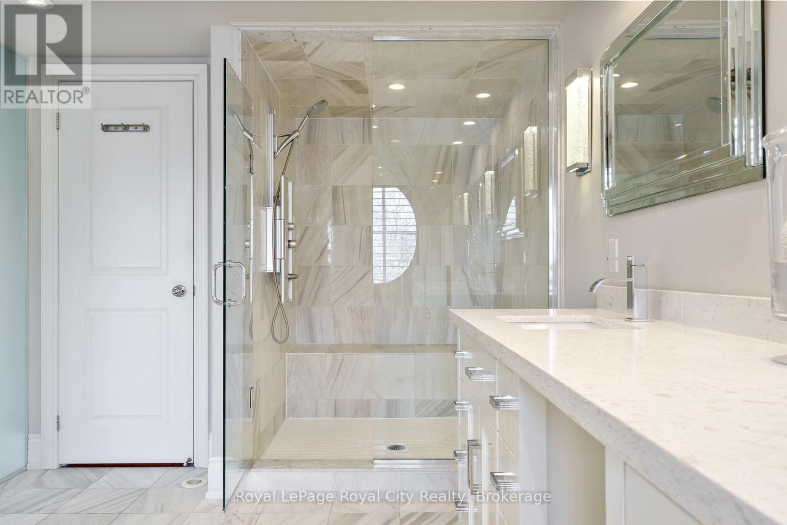 












216 REBECCA STREET

,
Oakville (CO Central),




Ontario
L6K1J9

