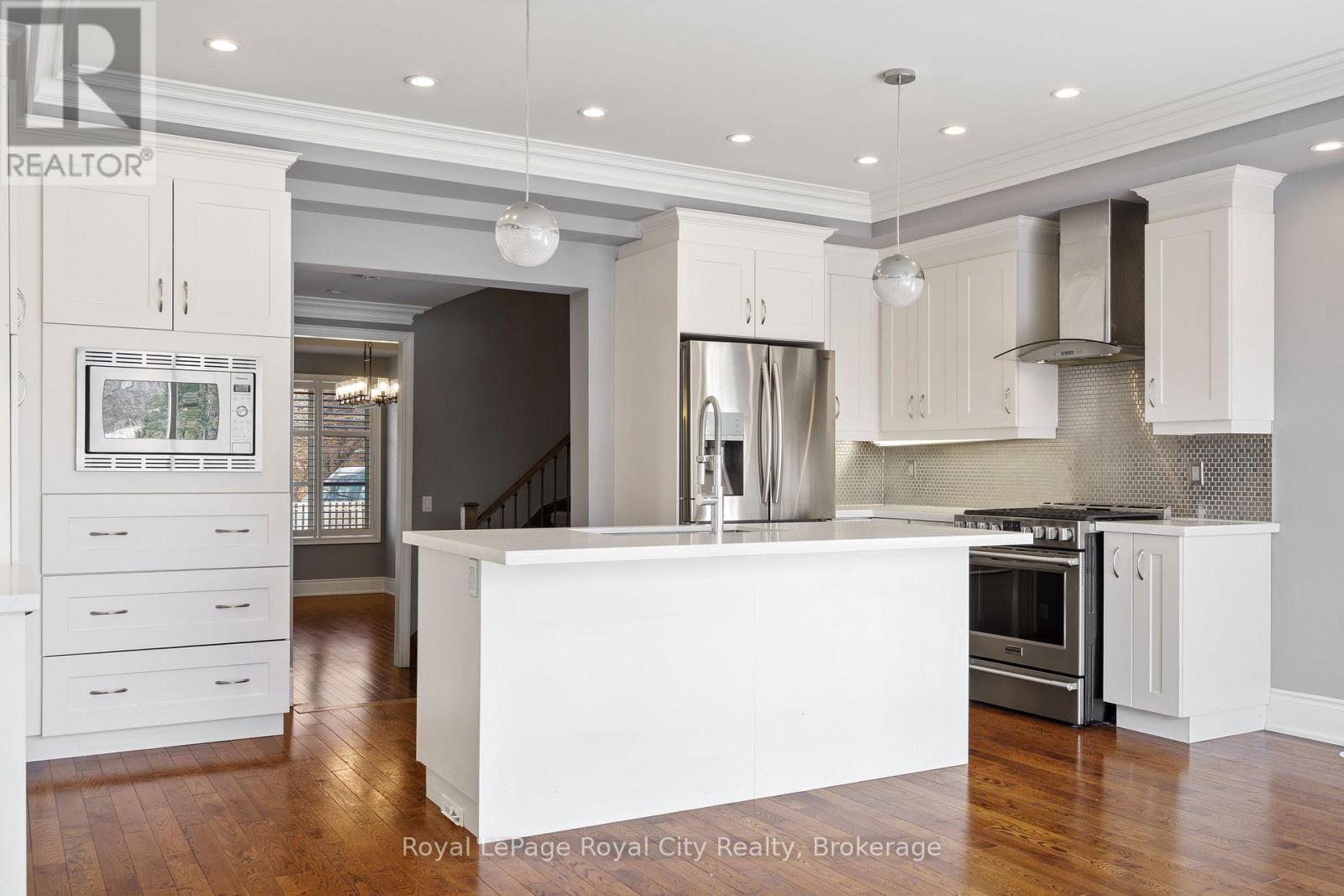 












216 REBECCA STREET

,
Oakville (CO Central),




Ontario
L6K1J9

