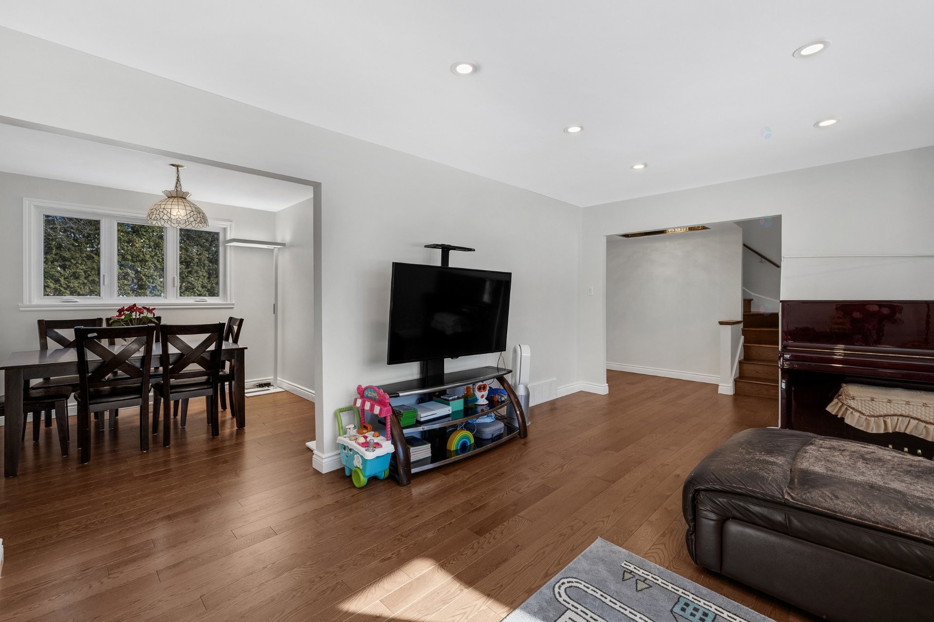 









305


Rue Blythwood

,
Dollard-des-Ormeaux,




QC
H9G1V6

