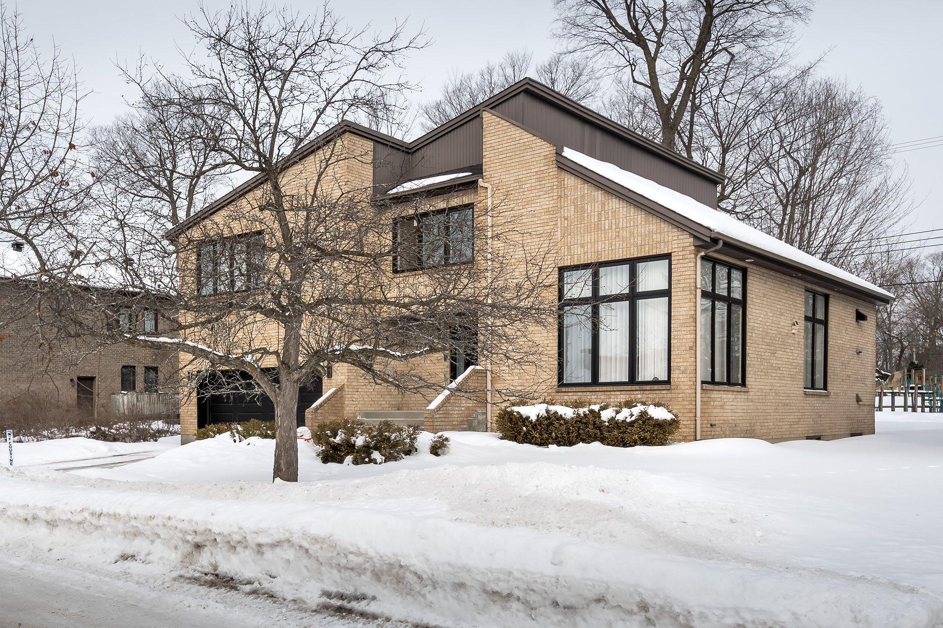 









275


Alice-Carrière Street

,
Beaconsfield,




QC
H9W6E6

