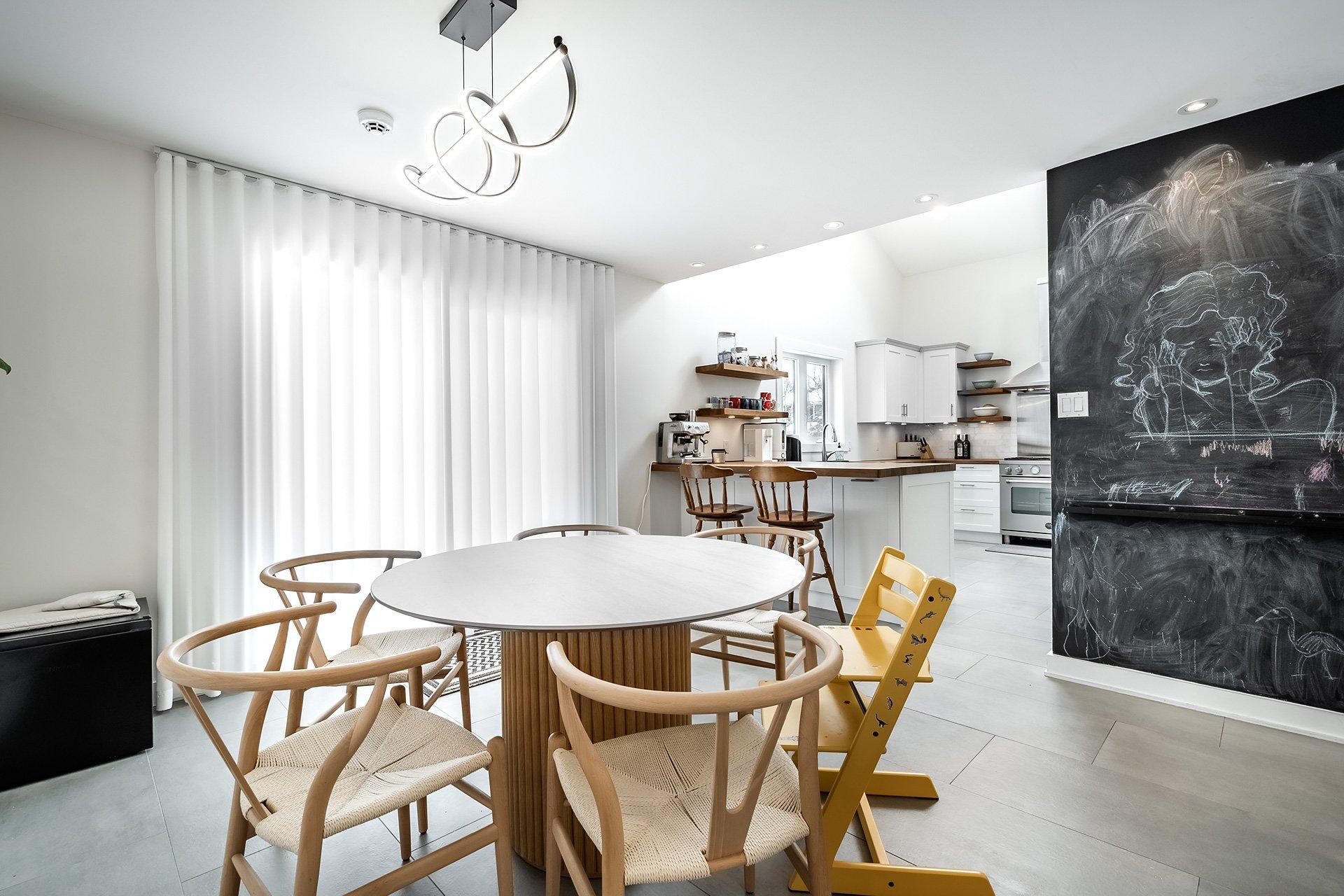 









275


Alice-Carrière Street

,
Beaconsfield,




QC
H9W6E6

