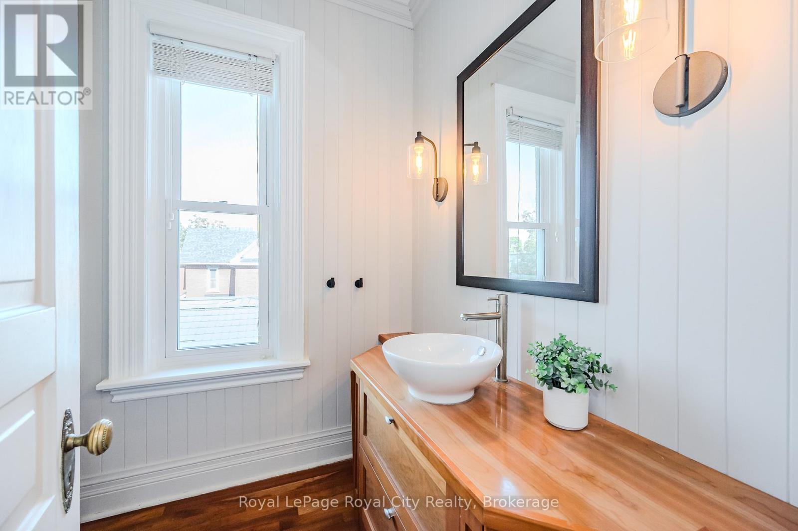 












138 DUBLIN STREET N

,
Guelph (Downtown),




Ontario
N1H4N7

