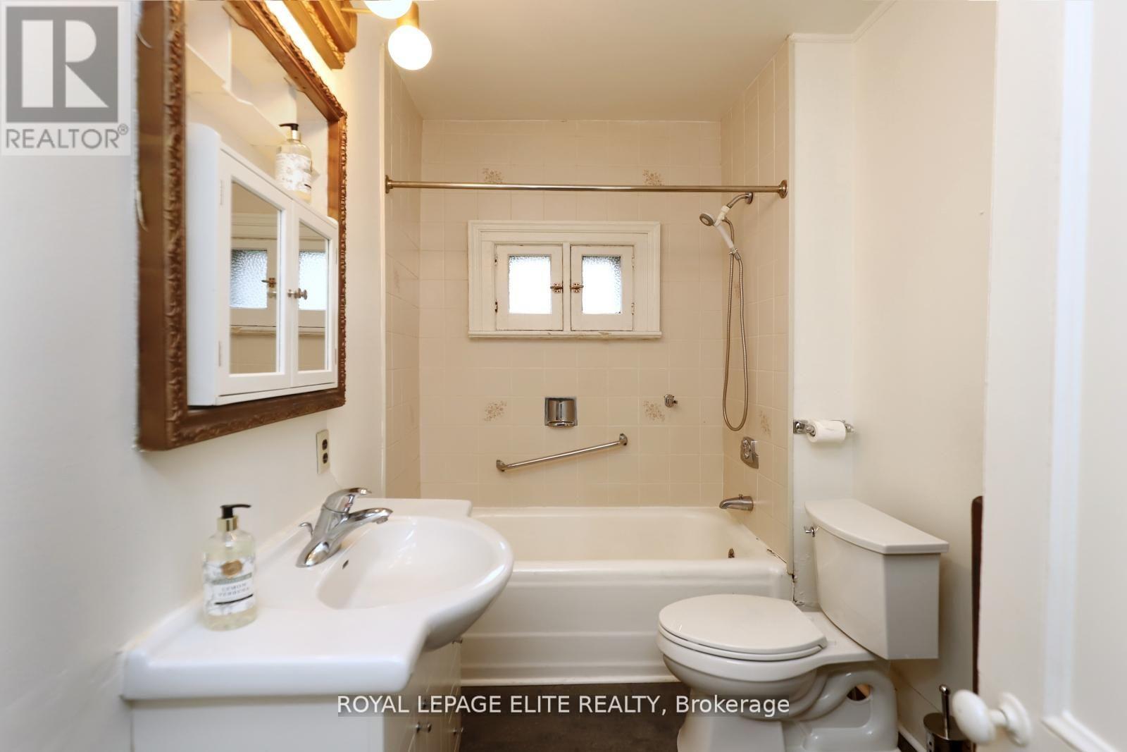 












18-20 REUBEN STREET

,
Aurora,




Ontario
L4G2M2

