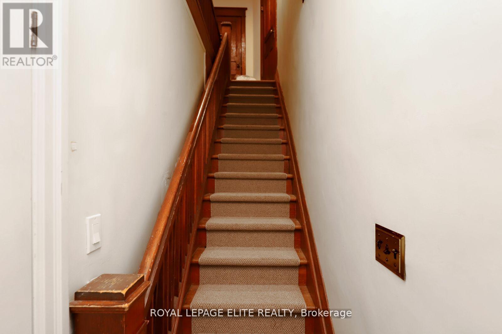 












18-20 REUBEN STREET

,
Aurora,




Ontario
L4G2M2

