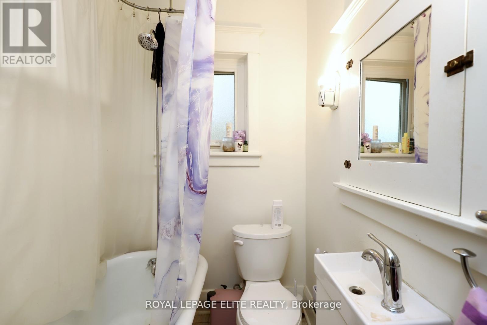 












18-20 REUBEN STREET

,
Aurora,




Ontario
L4G2M2

