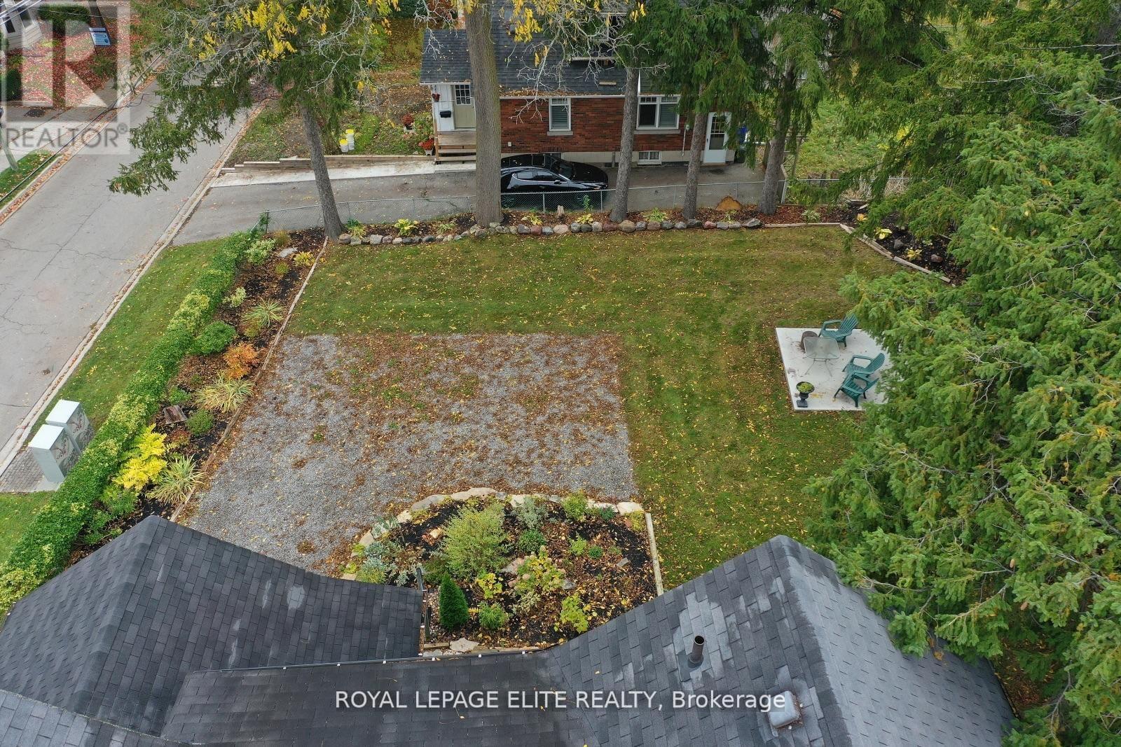 












18-20 REUBEN STREET

,
Aurora,




Ontario
L4G2M2

