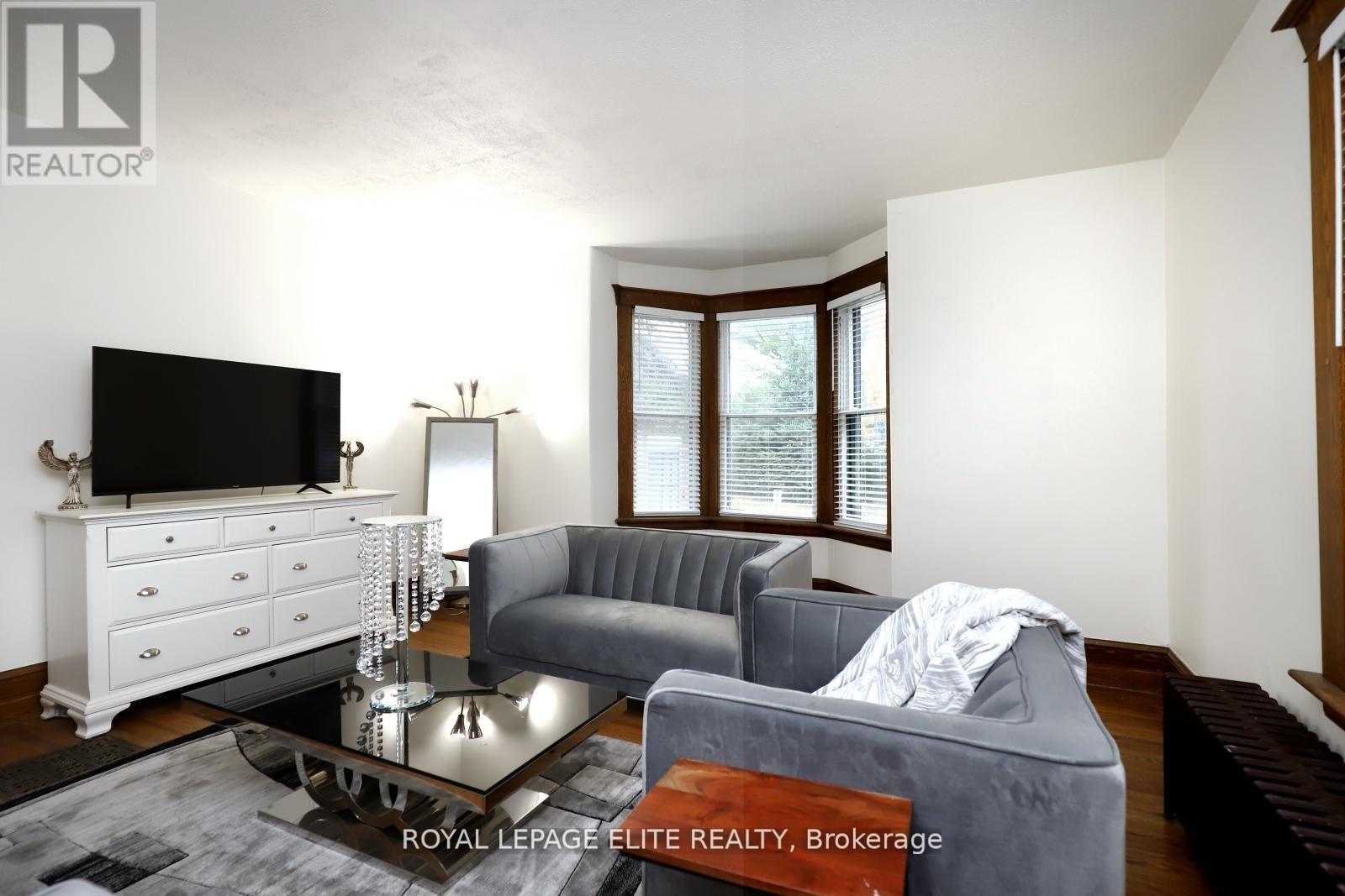 












18-20 REUBEN STREET

,
Aurora,




Ontario
L4G2M2

