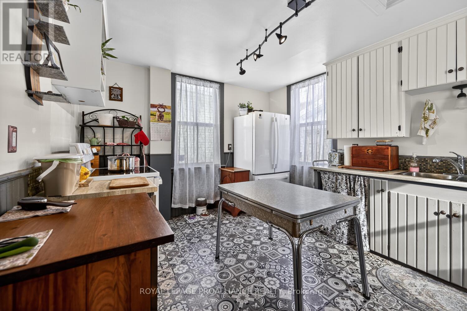 












37 ORCHARD STREET

,
Brockville,




Ontario
K6V2J6

