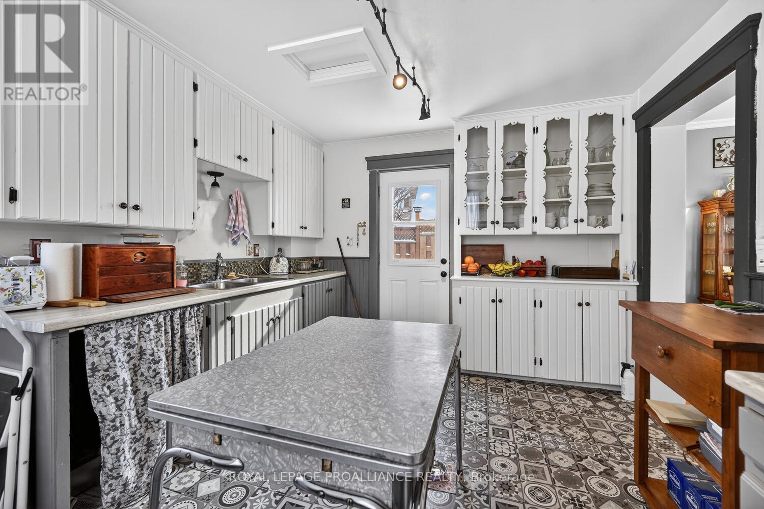 












37 ORCHARD STREET

,
Brockville,




Ontario
K6V2J6

