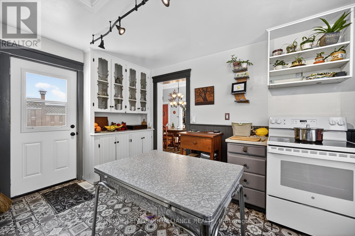 












37 ORCHARD STREET

,
Brockville,




Ontario
K6V2J6

