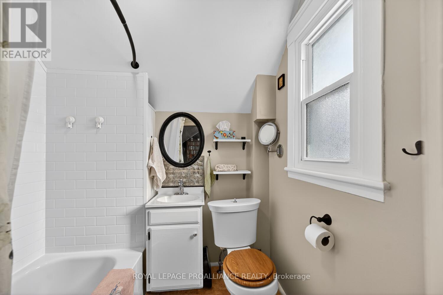 












37 ORCHARD STREET

,
Brockville,




Ontario
K6V2J6

