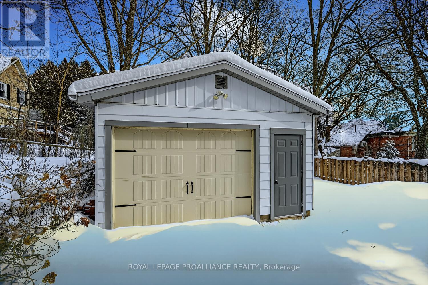 












37 ORCHARD STREET

,
Brockville,




Ontario
K6V2J6

