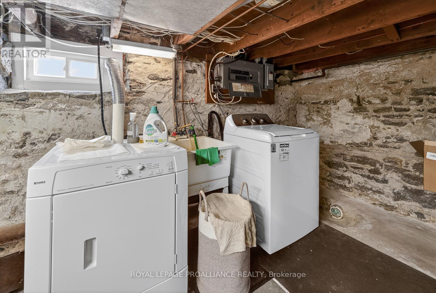 












37 ORCHARD STREET

,
Brockville,




Ontario
K6V2J6

