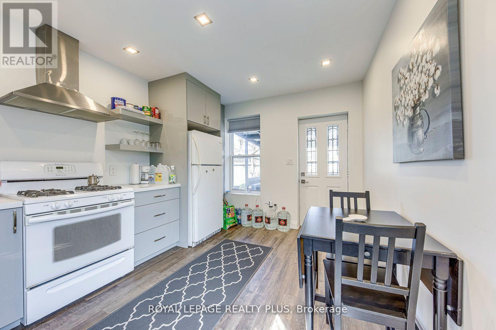 












247 ROBERT STREET

,
Hamilton,




Ontario
L8L2R2

