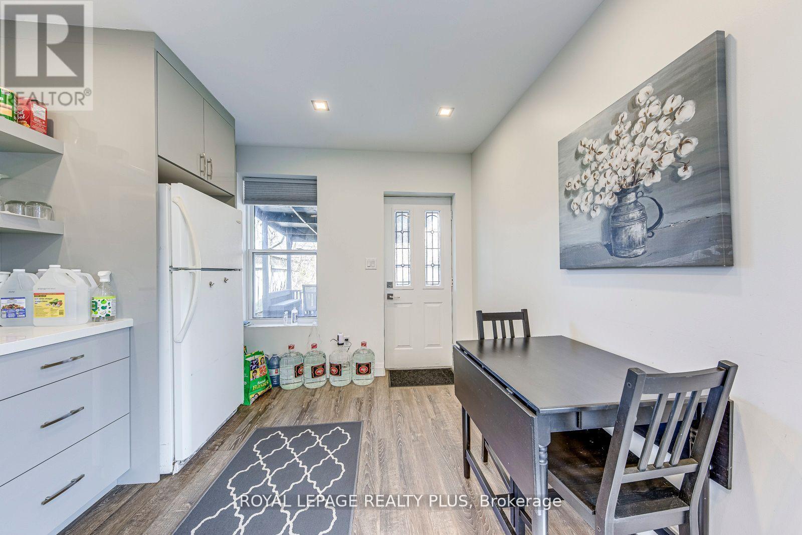 












247 ROBERT STREET

,
Hamilton,




Ontario
L8L2R2

