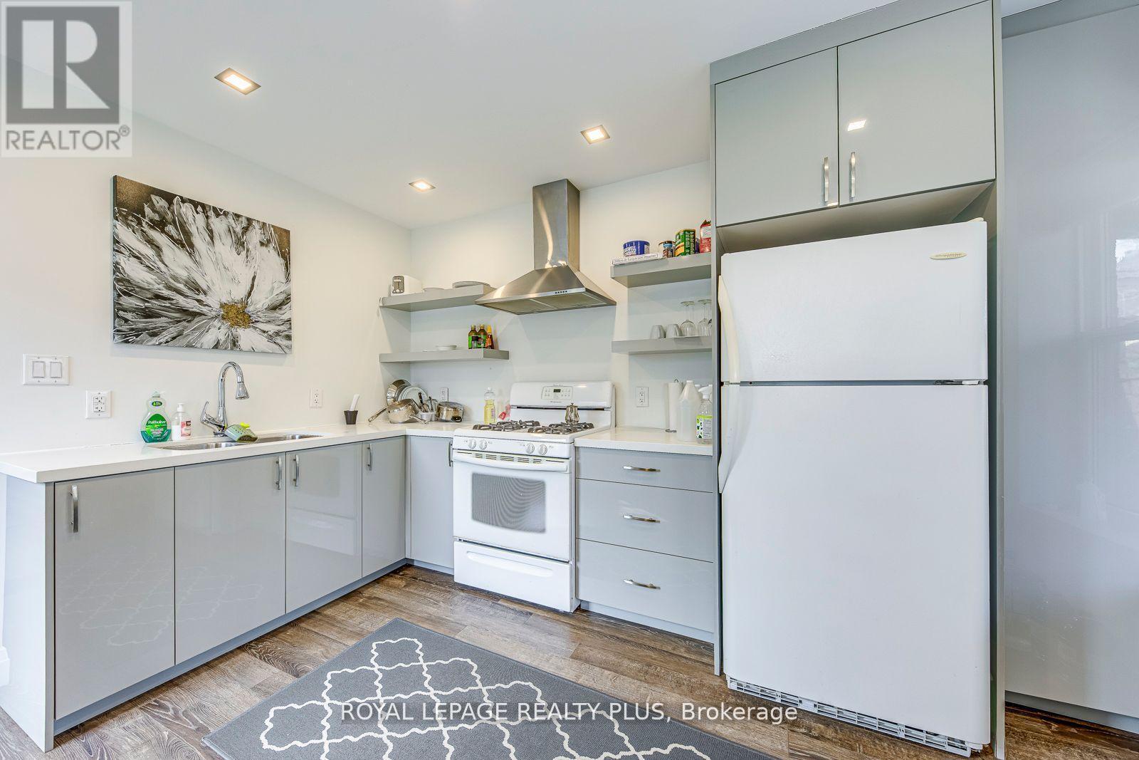 












247 ROBERT STREET

,
Hamilton,




Ontario
L8L2R2

