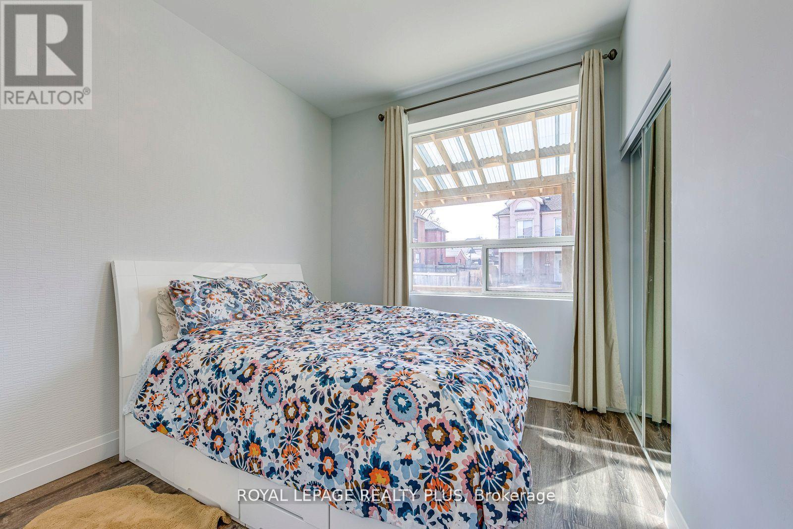 












247 ROBERT STREET

,
Hamilton,




Ontario
L8L2R2

