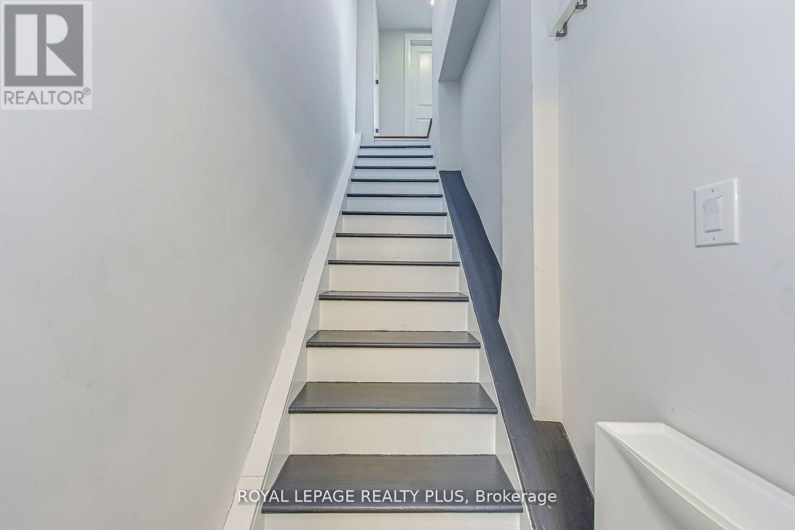 












247 ROBERT STREET

,
Hamilton,




Ontario
L8L2R2

